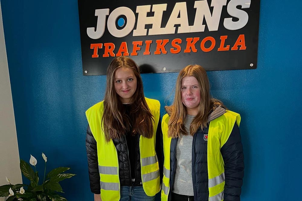 Två elever som tagit AM-körkort