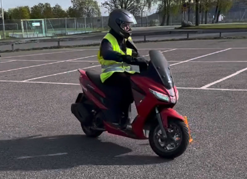 En elev övningskör på en moped